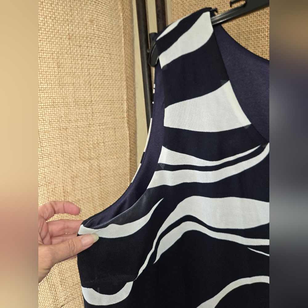 Women's Dana Kay Wavy Stripe Black White Lined In Navy Sleeveless Top Size 22W - Picture 2 of 7